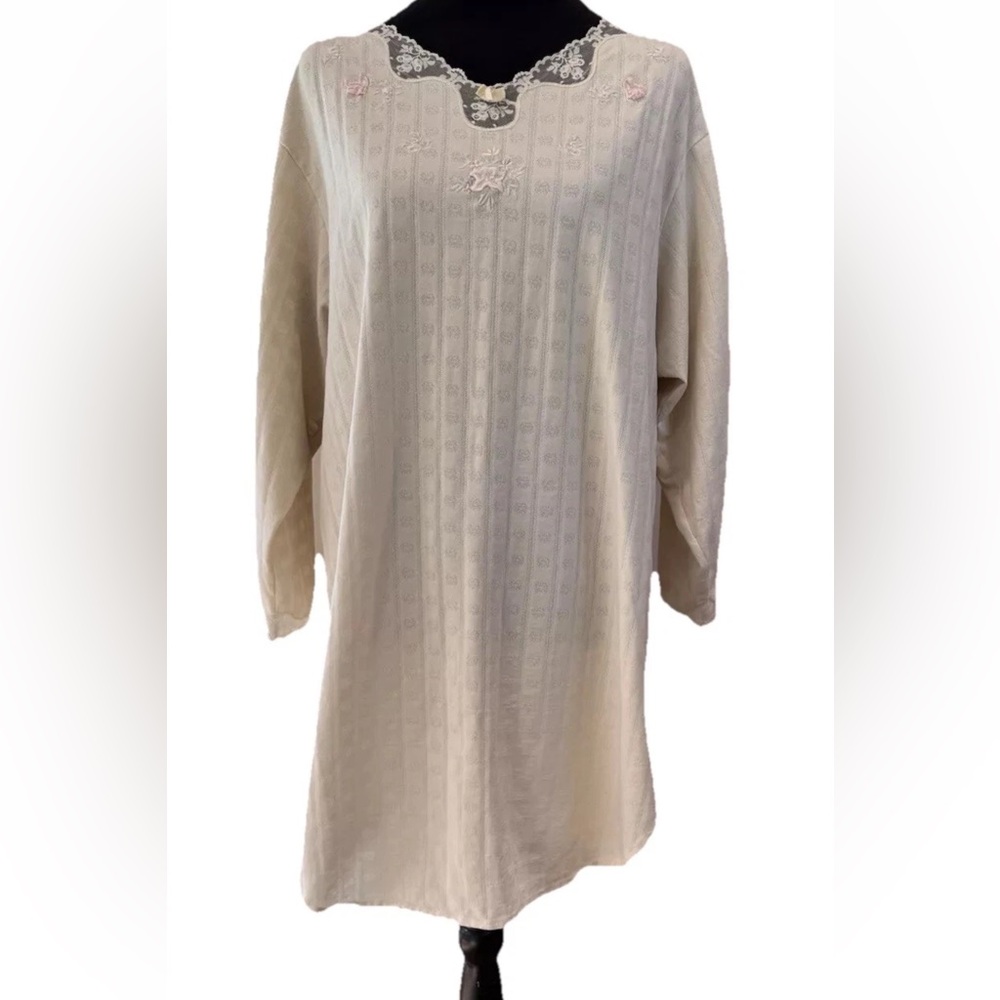 Etienne Vintage ivory sleep shirt/Chemise chest 44” size Large-cotton/poly blend